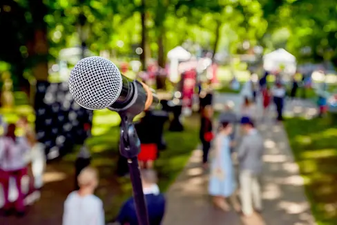 Wer um Genehmigung für eine Veranstaltung in einem Schutzgebiet ansuchen möchte, dem steht der Online-Dienst des Landesamtes für Natur im Südtiroler Bürgernetz zur Verfügung. (Foto: Canva)