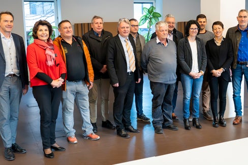 Accompagnare il Parco Nazionale verso il futuro. L'assessora Maria Hochgruber Kuenzer (nella foto la seconda da sinistra) con le sindache e i sindaci dei Comuni all'interno del Parco, insieme al direttore di Dipartimento, Frank Weber (nella foto il primo da sinistra), la direttrice di Ripartizione Virna Bussadori e il direttore d'Ufficio, Hanspeter Gunsch (nella foto il primo da destra). (Foto: ASP/Monika Pichler)