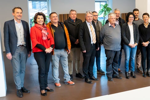 Nationalpark in die Zukunft tragen: Landesrätin Maria Hochgruber Kuenzer (2.v.l.) mit den Bürgermeistern und Bürgermeisterinnen der Parkgemeinden im Südtiroler Teil des Nationalparks Stilfserjoch sowie mit Ressortdirektor Frank Weber (1.vl.), Abteilungsdirektorin Virna Bussadori (2.v.r.) und Amtsdirektor Hanspeter Gunsch (1.v.r.). (Foto: LPA/Monika Pichler)