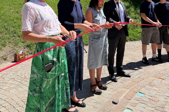 100 Jahre Fachschule für Landwirtschaft, Hauswirtschaft und Ernährung Dietenheim: Eröffnung des Kunstwerkes (von links): die Geschäftsführerin des Südtiroler Künstlerbundes Lisa Trockner, die Direktorin der Fachschule Dietenheim Gertraud Aschbacher, Künstlerin Claudia Barcheri, Georg Oberhollenzer von der Raika Bruneck (Foto: LPA/Fachschule für Landwirtschaft, Hauswirtschaft und Ernährung Dietenheim)
