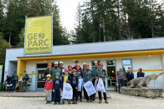 Müll sammeln im Geoparc Bletterbach: Teilnehmende des Tourismusvereins Aldein-Radein-Jochgrimm, des Landesamtes für Natur, der Landesabteilung Natur, Landschaft und Raumentwicklung und des Geoparc Bletterbach am vergangenen Wochenende bei den Clean Up Days. (Foto: Geoparc Bletterbach)