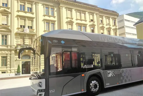 Fünf neue H2-Busse können über eine Konvention zwischen Land, Gemeinde Bozen und sasa über Pnrr-Gelder angekauft werden. (Foto:LPA/Angelika Schrott)
