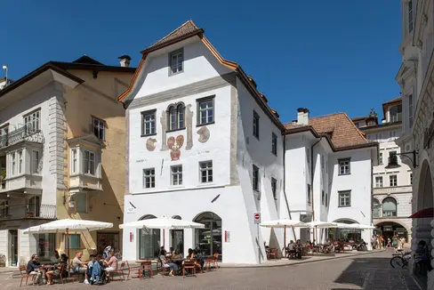 La Casa della Pesa è la sede di Bolzano dell'Euregio e vi si svolgono i Giovedì culturali (Foto: ASP)