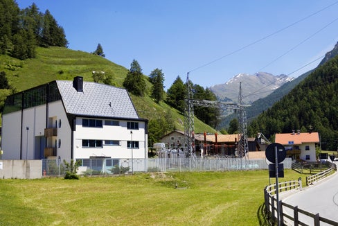 Per il triennio 2025-2027, l'impianto idroelettrico di Curon Venosta avrà a disposizione circa 719.000 euro per interventi di miglioramento ambientale del Comune rivierasco. (Foto: Alperia)