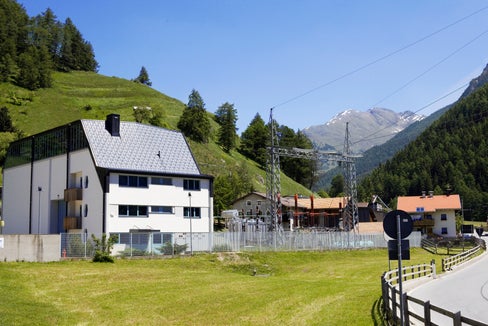 Für das Wasserkraftwerk Graun stehen in den kommenden drei Jahren rund 719.000 Euro für Maßnahmen zur Aufwertung der Umwelt in den Ufergemeinden zur Verfügung. (Foto: Alperia)