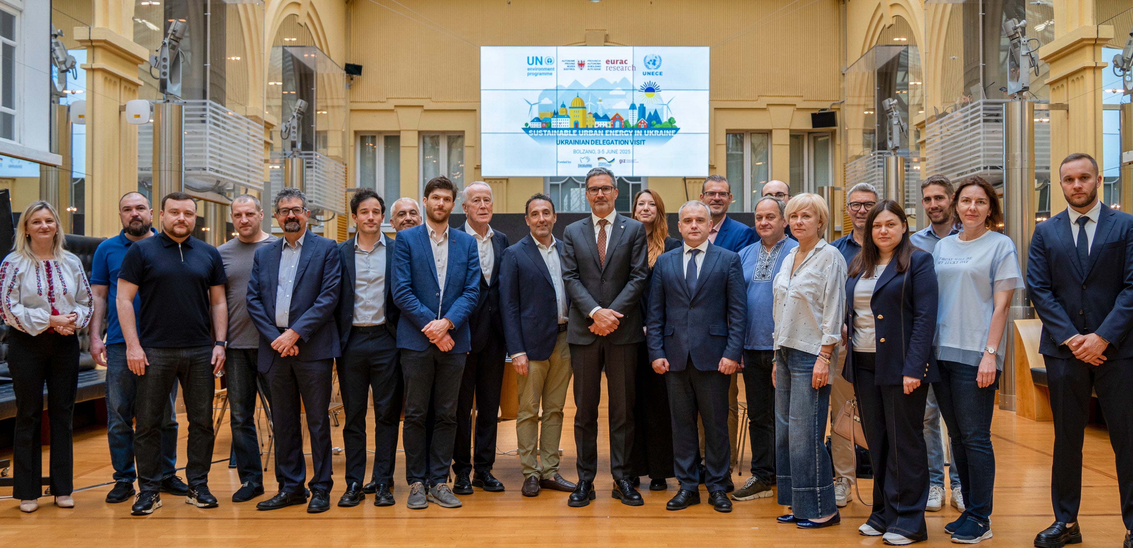 Am 5. Juni tauschte sich im Innenhof des Palais Widmann eine Delegation der Regionen Odessa und Transkarpatien und der Städte Charkiw und Mykolajiw mit Landeshauptmann Arno Kompatscher, Fachleuten von Eurac Research, Vertretern und Vertreterinnen der Vereinten Nationen sowie lokale Unternehmen über Themen wie Autonomie, wirtschaftliche Entwicklung, nachhaltige Stadtplanung und erneuerbare Energieversorgung aus. (Foto: Eurac Research/Annelie Bortolotti)