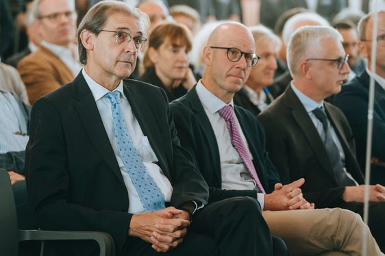 Neue Fakultät für Ingenieurwesen der Freien Universität Bozen eröffnet (von links): der scheidende Rektor der Freien Universität Bozen Paolo Lugli, der künftige Rektor Alex Weissensteiner und Dekan Andrea Gasparella bei der Eröffnung der neuen Fakultät für Ingenieurswesen. (Foto: LPA/NOI Techpark/Daniele Fiorentino)