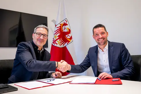 Il presidente della Provincia Arno Kompatscher (da sinistra) e il presidente del Consiglio dei Comuni Dominik Oberstaller sono soddisfatti che, grazie al solido bilancio 2026, la Provincia autonoma di Bolzano possa mettere a disposizione dei Comuni risorse notevolmente maggiori per potenziare i servizi e sostenere in modo mirato le famiglie. (Foto: USP/Fabio Brucculeri)