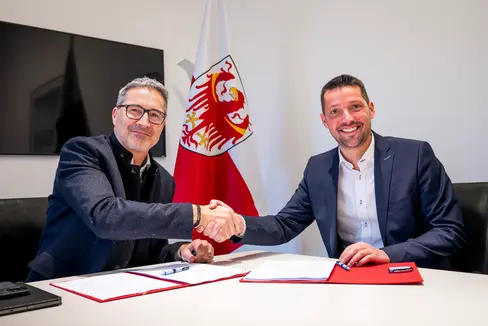 Il presidente della Provincia Arno Kompatscher (da sinistra) e il presidente del Consiglio dei Comuni Dominik Oberstaller sono soddisfatti che, grazie al solido bilancio 2026, la Provincia autonoma di Bolzano possa mettere a disposizione dei Comuni risorse notevolmente maggiori per potenziare i servizi e sostenere in modo mirato le famiglie. (Foto: USP/Fabio Brucculeri)