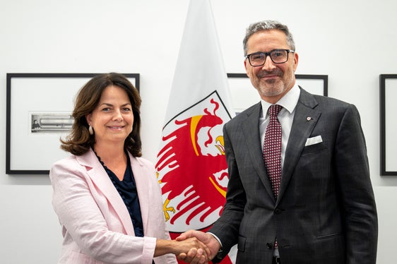 La presidente Greti Ladurner apprezza il dialogo con la Provincia di Bolzano: Il dialogo con il presidente della Provincia rappresenta un momento importante per Fiera Bolzano. Insieme dobbiamo continuare a rafforzare e rendere visibile il ruolo della Fiera nel tessuto economico dell'Alto Adige. (Foto: USP/Fabio Brucculeri)