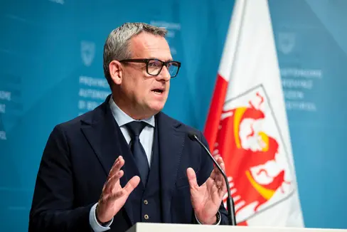 Die Landesregierung hat auf Vorschlag von Landesrat Christian Bianchi (im Bild) die Vereinbarung mit der Gemeinde Eppan an der Weinstraße zur Mitfinanzierung der neuen Feuerwehrhalle mit Zivilschutzzentrum auf dem Areal der Ex-Mercanti-Kaserne in Eppan genehmigt.(Foto: LPA/Fabio Brucculeri)