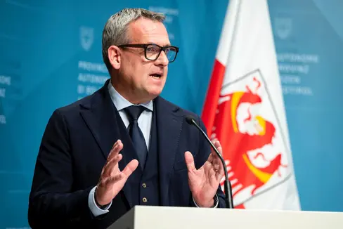 Die Landesregierung hat auf Vorschlag von Landesrat Christian Bianchi (im Bild) die Vereinbarung mit der Gemeinde Eppan an der Weinstraße zur Mitfinanzierung der neuen Feuerwehrhalle mit Zivilschutzzentrum auf dem Areal der Ex-Mercanti-Kaserne in Eppan genehmigt.(Foto: LPA/Fabio Brucculeri)