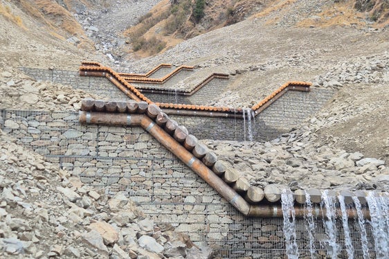 Per ricostruire queste opere sono stati utilizzati gabbioni in rete e protetta ogni sezione di deflusso con tondame in larice, contro gli effetti del torrente. (Foto: USP/Ufficio Sistemazione bacini montani ovest/Martin Eschgfäller)