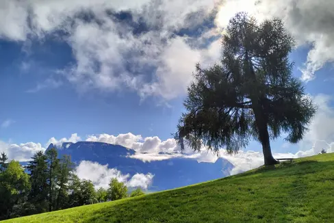 Überdurchschnittlich viele Niederschläge, durchschnittliche Temperaturen: Das kennzeichnete den September 2024 in Südtirol laut Monatsrückblick des Landeswetterdienstes. Das Bild mit Blick auf den Schlern entstand am 22. September am Wallneregg in Lichtenstern am Ritten (Foto: LPA/Maja Clara)