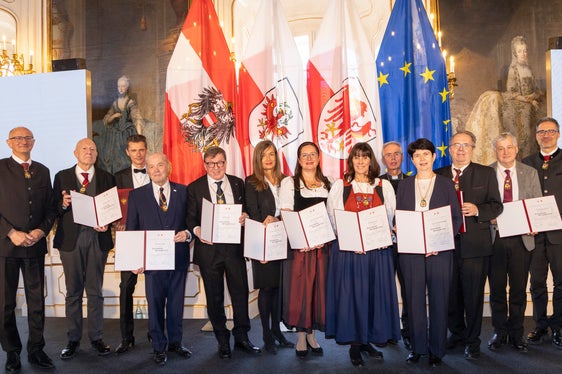 11 Frauen und Männer erhielten die Ehrenzeichen. (Foto: Land Tirol/Die Fotografen)
