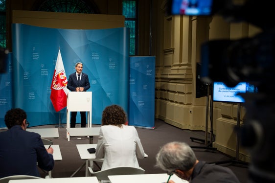 Nach der Sitzung der Landesregierung erklärte Landeshauptmann Arno Kompatscher den Journalisten die Änderungen bei den Kriterien für die Medienförderung. (Foto: LPA/Fabio Brucculeri)