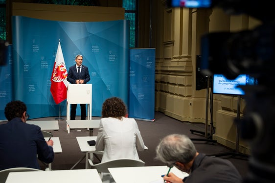 Nach der Sitzung der Landesregierung erklärte Landeshauptmann Arno Kompatscher den Journalisten die Änderungen bei den Kriterien für die Medienförderung. (Foto: LPA/Fabio Brucculeri)