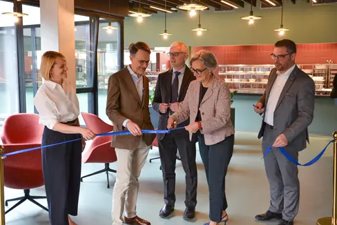 Mit der Banddurchschneidung wurde die neue Mensa am NOI Techpark in Bozen eröffnet (im Bild von links): Claudia Flaim (Markas), Uni-Direktor Günter Mathà, Andrea Gasparella (Dekan der Fakultät für Ingenieurwesen), Abteilungsdirektorin Rolanda Tschugguel und Armin Boschetto (Markas). (Foto: LPA/Amt für Hochschulförderung/Markas)