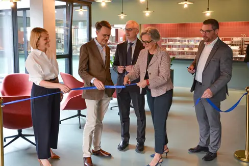 Con il taglio del nastro è stata inaugurata la nuova mensa del NOI Techpark di Bolzano: nella foto (da sinistra) Claudia Flaim (Markas), il direttore dell'Università di Bolzano Günter Mathà, Andrea Gasparella (preside della Facoltà di Ingegneria), la direttrice di Ripartizione Rolanda Tschugguel e Armin Boschetto (Markas). (Foto: Ufficio Diritto allo studio universitario/Markas)