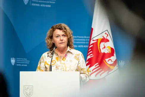 In occasione della Giornata Internazionale per la consapevolezza degli abusi sugli anziani, l'assessora Rosmarie Pamer ricorda che è attivo il numero telefonico 0471 1626266, dove segnalare eventuali casi occorsi. (Foto: USP/Fabio Brucculeri)