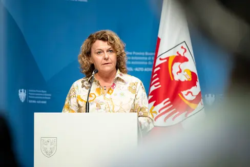 Landesrätin Rosmarie Pamer erinnert anlässlich des Internationalen Tages gegen die Misshandlung älterer Menschen an das Silbertelefon, das von Montag bis Freitag von 9 bis 12 Uhr sowie am Donnerstagnachmittag von 14.30 bis 17.30 Uhr unter der Telefonnummer 0471 16 26 266 erreichbar ist. (Foto: LPA/Fabio Brucculeri)