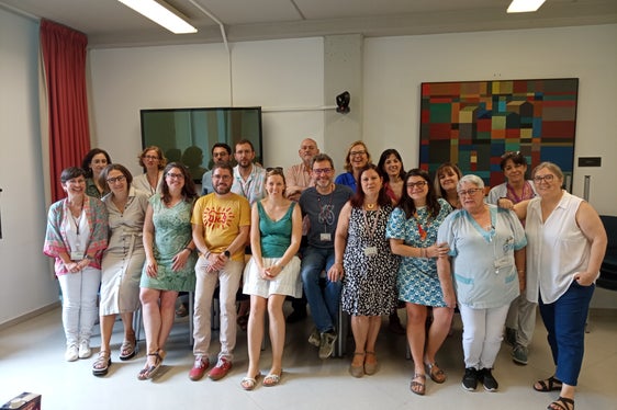 Alexandra Tomaselli (vordere Reihe, 5. von links) hat in Spanien im Rahmen der Forschermobilität am Projekt InGEPaST - The Intersection of Gender and Ethnicity in Socio-Economic Participation in South Tyrol and Catalonia in Post-Pandemic Times gearbeitet. (Foto: Alexandra Tomaselli)