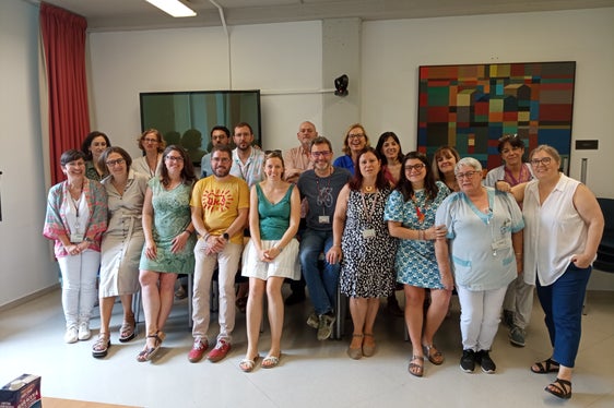 Alexandra Tomaselli (fila in primo piano, quinta da sinistra) ha lavorato in Spagna al progetto “InGEPaST - The Intersection of Gender and Ethnicity in Socio-Economic Participation in South Tyrol and Catalonia in Post-Pandemic Times” nell'ambito della mobilità delle ricercatrici. (Foto: Alexandra Tomaselli)