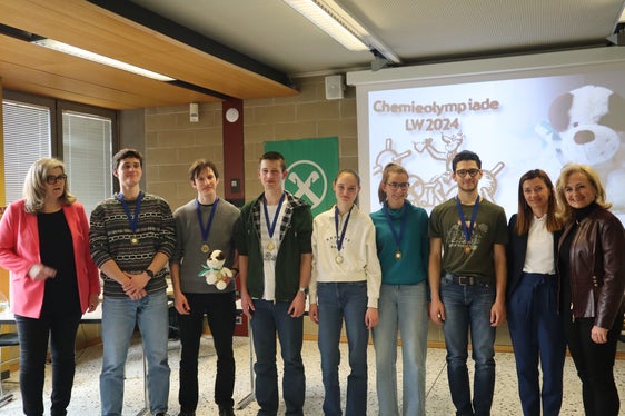 Die prämierten Schülerinnen und Schüler rund um den Erstplatzierten Matthias Mair (4.v.l.), Roswitha Maurer (1.v.l.), Landesschuldirektorin Sigrun Falkensteiner (2.v.r.) und Siglinde Doblander (1.v.r.). (Foto: LPA/Stefan Pilser)