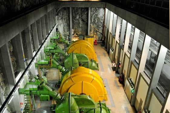 Nel triennio 2026-2028, i fondi pari a 4,9 milioni di euro destinati all'impianto idroelettrico di Lana (nella foto: la sala turbine) potranno essere impiegati nei Comuni rivieraschi di Lana e San Pancrazio per misure ambientali. (Foto: USP/Alperia)