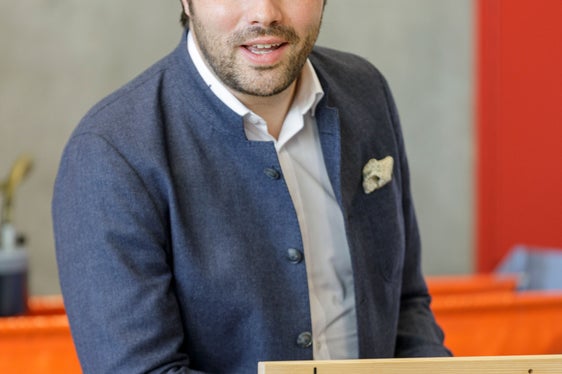 In linea con la sede, all'inizio della conferenza stampa di fine legislatura l'assessore provinciale ha rivolto la sua attenzione all'istruzione. (Foto: ASP/Tiberio Sorvillo)