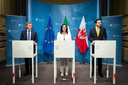 Il vicepresidente e assessore allo Sviluppo economico Marco Galateo (nella foto a destra), l'assessora alla Sicurezza e alla Prevenzione della violenza Ulli Mair e l'assessore al Turismo Luis Walcher (a sinistra) hanno presentato le nuove misure di finanziamento e i criteri rivisti nell'ambito della sicurezza per le imprese locali. (Foto: USP/Fabio Brucculeri)
