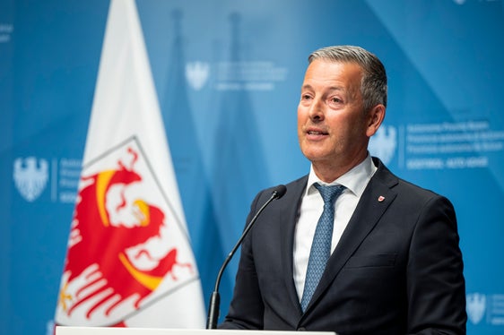 Raumordnungslandesrat Peter Brunner betont, dass die Umfahrung die Lebensqualität in Rabland verbessern und zugleich für Verkehrsentlastung bei einem möglichst schonenden Umgang mit Raum und Landschaft sorgen soll. (Foto: LPA/Fabio Brucculeri)