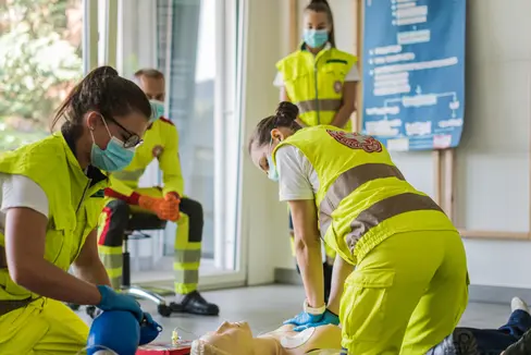 Gli ambiti in cui i volontari possono essere coinvolti spaziano dall'assistenza sanitaria e sociale, al lavoro culturale e con i giovani, alla tutela dell'ambiente, della popolazione e dei consumatori, alla sensibilizzazione, allo sviluppo e all'educazione sportiva (Foto: Croce Bianca Chiusa)