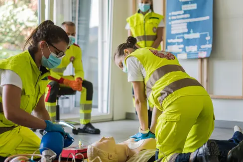 Gli ambiti in cui i volontari possono essere coinvolti spaziano dall'assistenza sanitaria e sociale, al lavoro culturale e con i giovani, alla tutela dell'ambiente, della popolazione e dei consumatori, alla sensibilizzazione, allo sviluppo e all'educazione sportiva (Foto: Croce Bianca Chiusa)