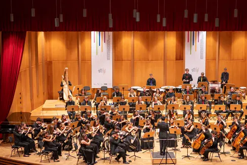 Das Landesjugendorchester Südtirol LJOS unter der Leitung von Edwin Cáceres-Peñuela tritt am kommenden Wochenende bei Konzerten in Meran und Toblach auf die Bühne. (Foto: LPA/Landesdirektion Deutsche und ladinische Musikschule/Nathan Chizzal)