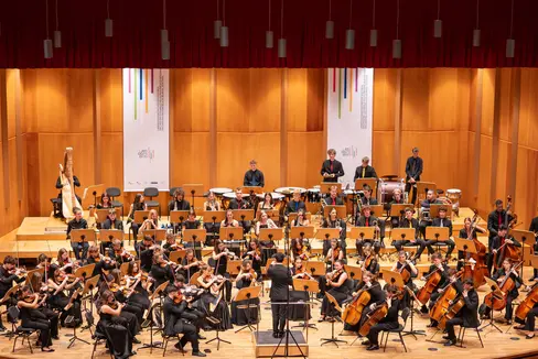 L'Orchestra Giovanile della provincia di Bolzano, diretta da Edwin Cáceres-Peñuela, si esibirà il prossimo fine settimana in occasione dei concerti a Merano e Dobbiaco. (Foto: USP/Direzione provinciale Scuola musicale tedesca e ladina/Nathan Chizzal)