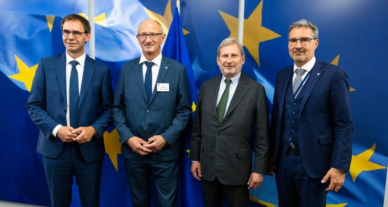 Sprachen mit EU-Kommissar Hahn (3.v.l.) über die Transitsituation im Alpenraum: Die Landeshauptleute (v.l.) Wallner (Voralberg), Mattle (Tirol) und Kompatscher (Südtirol). (Foto: LPA/Javier Bernal Revert)