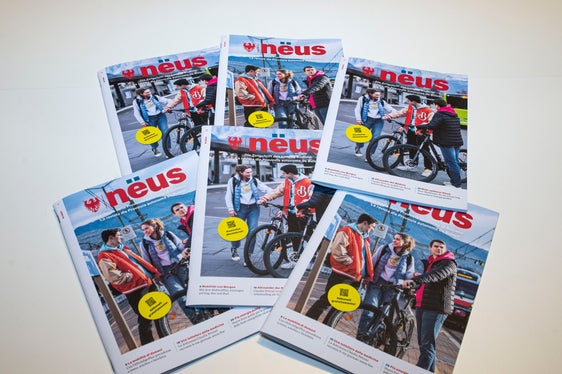 In futuro Nëus sarà pubblicato quattro volte l'anno. La copertina del primo numero di nëus è dedicata al nuovo Piano di mobilità della Provincia. (Foto: ASP/Fabio Brucculeri)