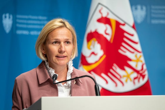 Astrid Wiest, Direktorin des Amtes für Kinder- und Jugendschutz und Soziale Inklusion, stellte die Details des Dienstes vor, durch den Familien mit einem positiv abgeschlossenen Asylverfahren und Bleiberecht eine temporäre Unterkunft bei Einhaltung bestimmter Pflichten erhalten. (Foto: LPA/Fabio Brucculeri)