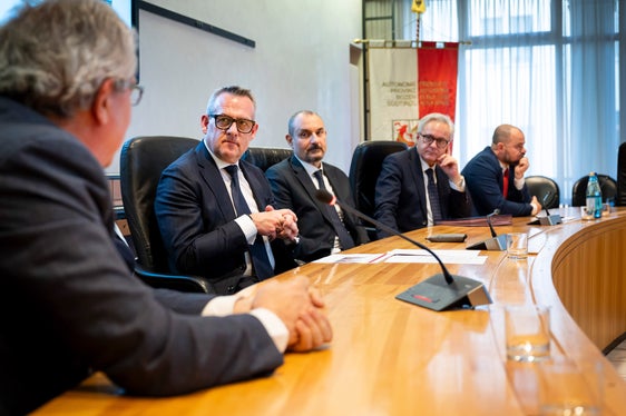 Die Unterzeichnung des Kaufvertrags, die im Sitzungssaal der Landesregierung im Palais Widmann stattfand, ermöglicht es dem Land Südtirol, weiteren Raum für Studentenunterkünfte und Dienste zu schaffen. (Foto: LPA/Fabio Brucculeri)