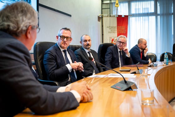 La firma sull'atto di compravendita, apposta nella sala Giunta di Palazzo Widmann, consentirà alla Provincia di creare ulteriori spazi per alloggi per studenti ed uffici. (Foto: USP/Fabio Brucculeri)