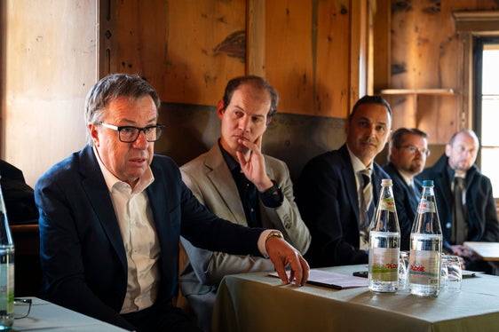 I sindaci Albert Palfrader (Marebbe), Felix Nagler (La Valle), Christian Pedevilla (Badia), Tobias Nocker (Selva di Val Gardena) e Christoph Senoner (Santa Cristina Valgardena) hanno illustrato le sfide del mercato abitativo locale. (Foto: USP/Fabio Brucculeri)