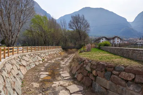 Der Aldeinerbach unterhalb der geplanten Rückhaltebecken: Das Amt für Wildbachverbauung Süd hat diesen Abschnitt aufgeweitet. (Foto: LPA/Landesamt für Wildbach- und Lawinenverbauung Süd)