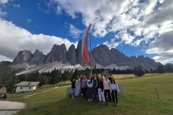 Zwei Tage auf der Alm als Auftakt ins gemeinsame Schuljahr: Eine der beiden ersten Klassen der Fachschule Laimburg vor der Kulisse der Geislerspitzen im Villnößtal. (Foto: Fachschule Laimburg)