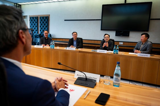 Über die Finanzierung der Autonomie bis zum Verhältnis zwischen Bozen und Rom informierten sich Yonghho Cho (hinten von links), Jae Young Lim, Hyunjin Kwon und Sangyong Park vom Gangwon-Institute in Südkorea bei Landeshauptmann Arno Kompatscher (vorne links). (Foto: LPA/Fabio Brucculeri)