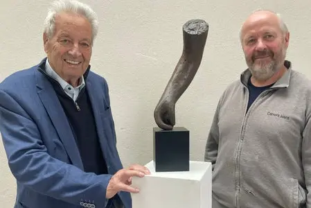 Il fondatore Wendelin Weingartner (a sinistra) e lo scultore Lois Anvidalfarei con il plastico del Premio Euregio per la cultura del costruito (Foto: Euregio)