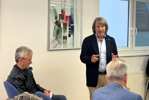 Die sozio-sanitäre Zusammenarbeit funktioniere gut, und bleibe weiter im Betreuung Betreuungkreislauf wichtig, sagte Gesundheitslandesrat Hubert Messner beim Gespräch mit den Mitarbeitenden und Führungskräften im Gesundheitssprengel Tauferer Ahrntal. (Foto: LPA/Angelika Schrott)