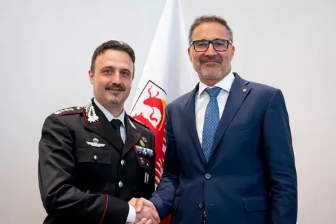 Landeshauptmann Arno Kompatscher (rechts) hat am 25. Juni den neuen Landeskommandanten der Carabinieri, Alessandro D’Errico, zu seinem Antrittsbesuch im Palais Widmann empfangen. (Foto: LPA/Fabio Brucculeri)