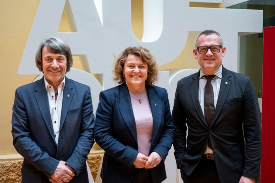 Landesrat Hubert Messner (von links), Landesrätin Rosmarie Pamer und Landesrat Christian Bianchi freuen sich über das Haus des Sozialen und der Gesundheit, das nicht nur Landesämter beherbergen, sondern auch Organisationen und Körperschaften des Dritten Sektors Räumlichkeiten bieten wird. (Foto: LPA/Fabio Brucculeri)