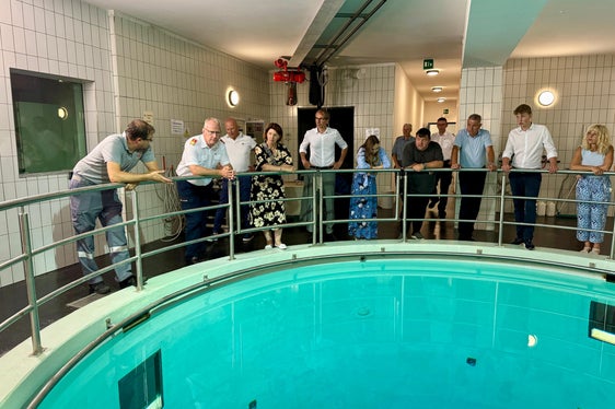 Landesfeuerwehrschule besichtigt: Die Delegation aus Oberösterreich vor dem zehn Meter tiefen Tauchbecken (Foto: LPA/Landesfeuerwehrverband/Diddi Osele)